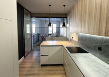 Cocina gris y madera con península