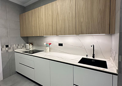 Cocina con mueble blanco mate y nogal blanqueado 