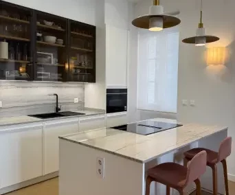 Cocina lacada blanca con granito natural Sensa White Macauba