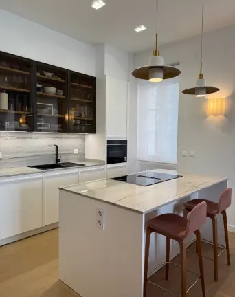 Muebles-de-cocina-color-blanco-y-madera cocina lacada bilbao