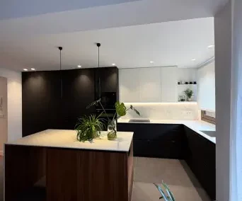 Cocina en Fenix antihuellas humo y blanco con isla de nogal