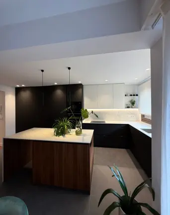 Muebles-de-cocina-color-blanco-y-madera cocina fenix bilbao