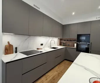 Cocina con gola en Fenix gris Londra y desayunador en nogal
