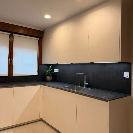 Cocina blanca con encimera oscura Xtone Liem Dark en Bilbao
