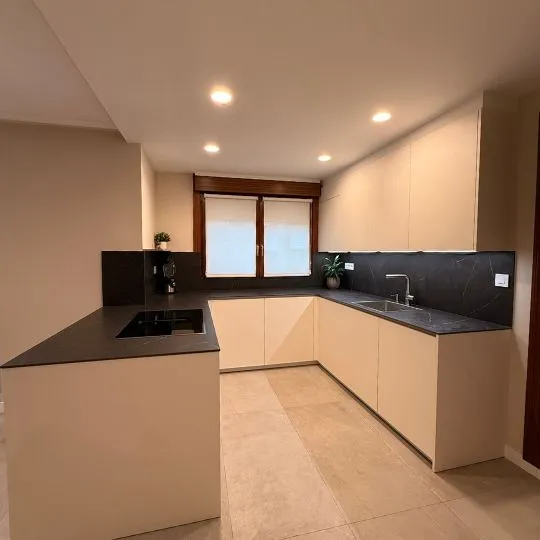 Zona de fregadero con leds integrados bajo mueble alto