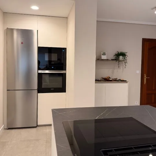 Electrodomésticos Siemens integrados en columna en cocina blanca
