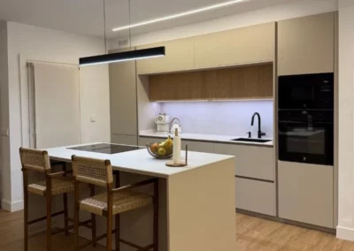 Cocina con península y extractor integrado en la inducción