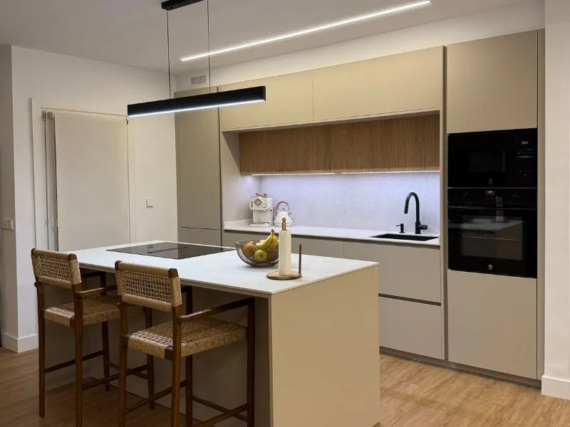 Cocina con península y extractor integrado en la inducción