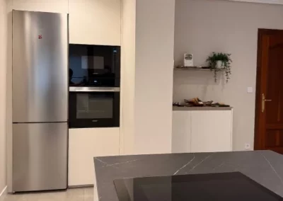 Cocina blanca con encimera oscura Xtone Liem Dark