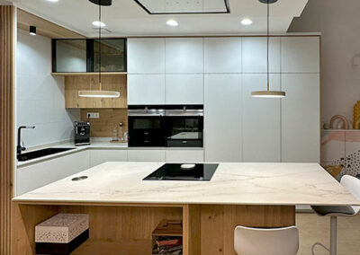 Cocina blanca con madera natural