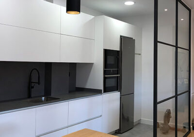 Cocina blanca con cerramiento