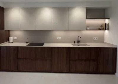 Cocina en madera de nogal con toque arenoso