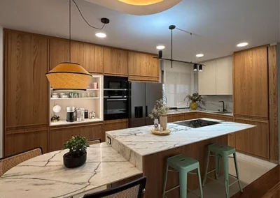 Cocina amaderada con encimera porcelanico