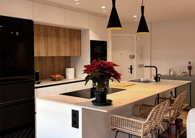 Cocina blanca con mezcla de estilo