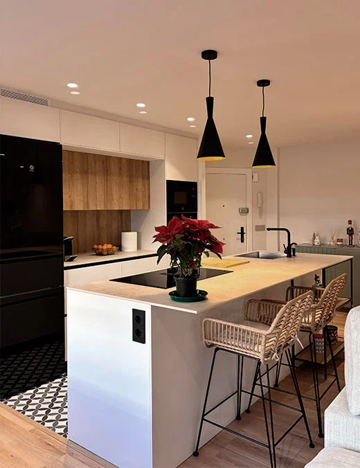 Cocina blanca con mezcla de estilo
