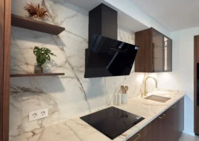 Cocina blanca con vitrina luminosa