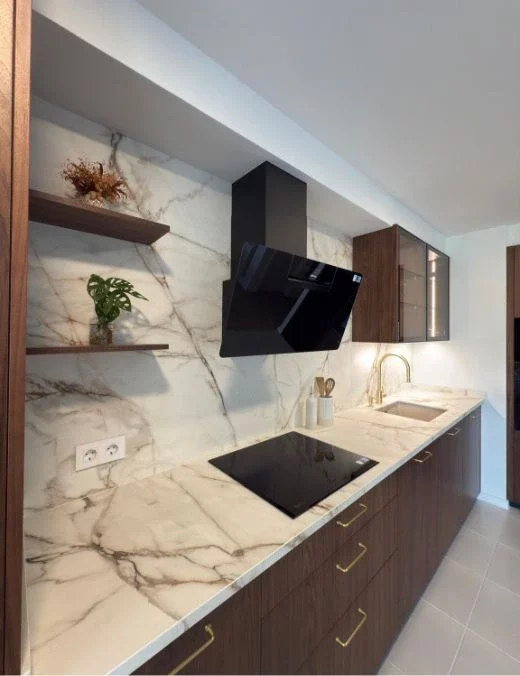 Cocina blanca con vitrina luminosa