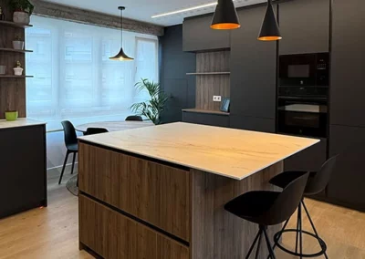 Cocina oscura con madera de nogal