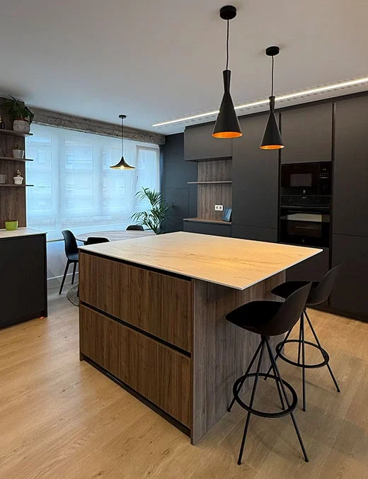 Cocina oscura con madera de nogal