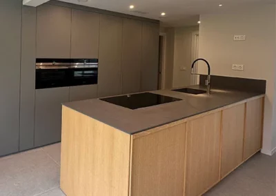 Cocina grafito y roble natural con isla