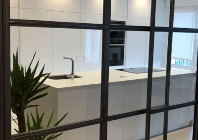 Cocina blanca minimalista con isla central